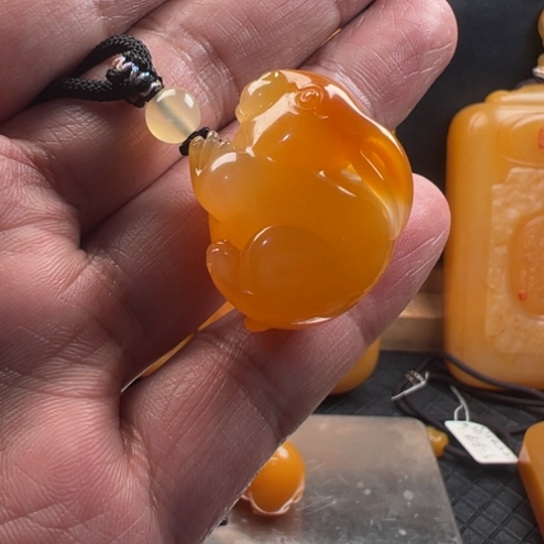 石英质玉（黄龙玉）吊坠(不含链)合金