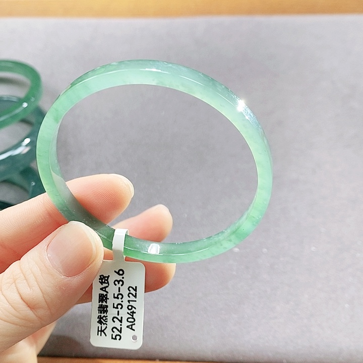 翡翠未镶嵌手镯（圆镯）