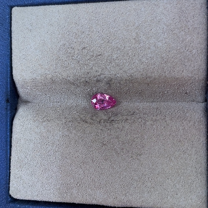 定制蓝宝石未镶嵌裸石0.68克拉