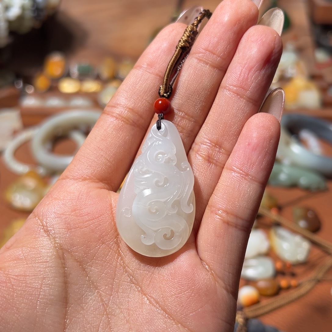 云***胡和田玉未镶嵌颈饰