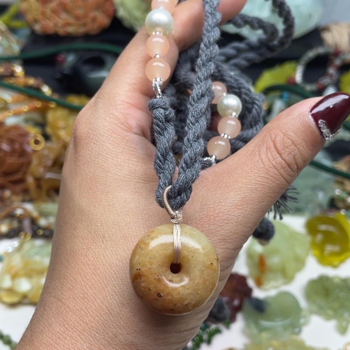 蛇纹石玉未镶嵌颈饰