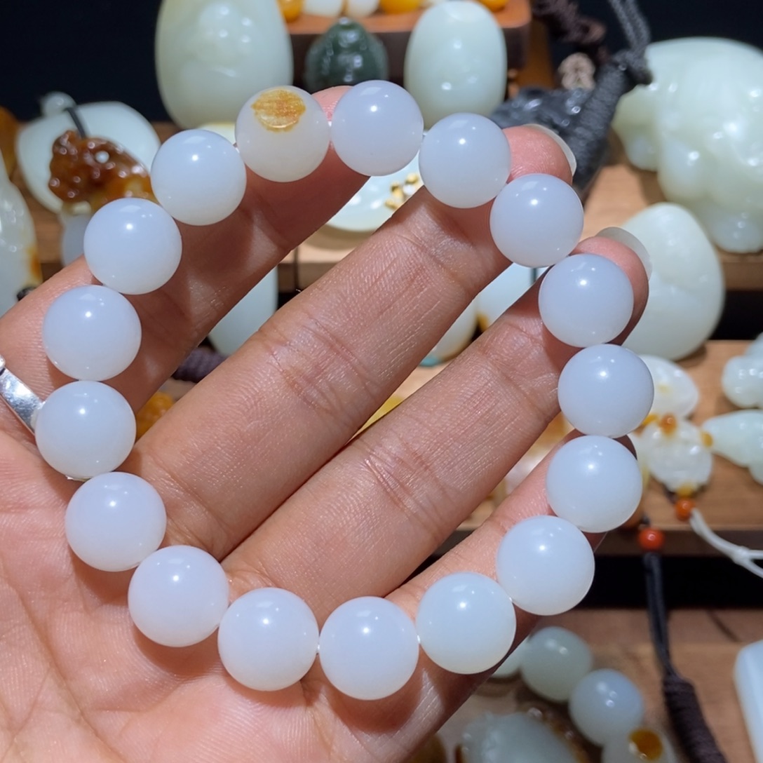 东***南和田玉未镶嵌颈饰