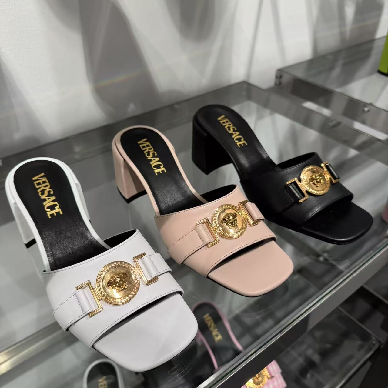 未使用 VERSACE/范思哲 女鞋美杜莎金扣高跟凉拖多色