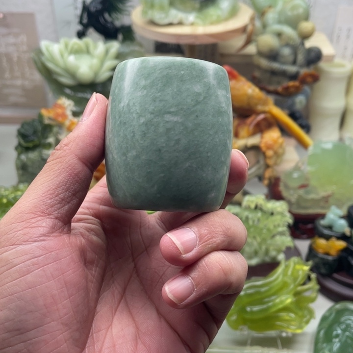 蛇纹石玉未镶嵌四大名玉杯子