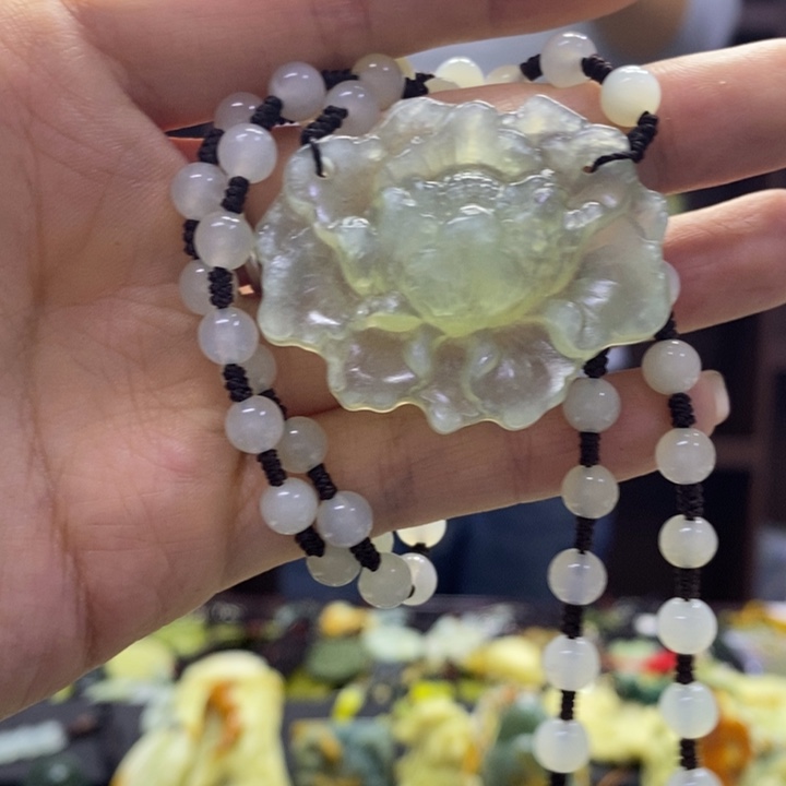 蛇纹石玉未镶嵌颈饰