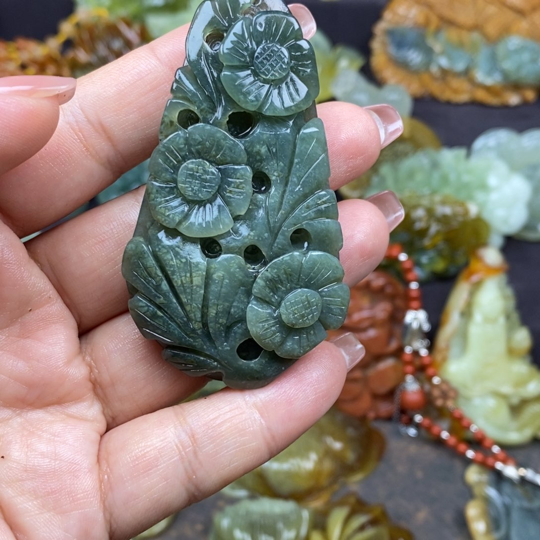 蛇纹石玉颈饰未镶嵌