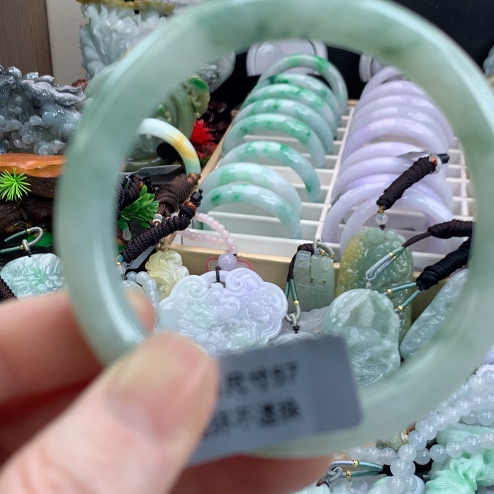 翡翠手镯未镶嵌吊坠