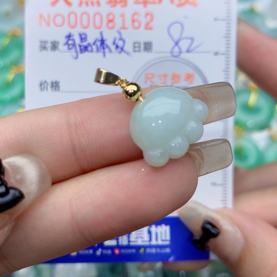 翡翠未镶嵌颈饰猫