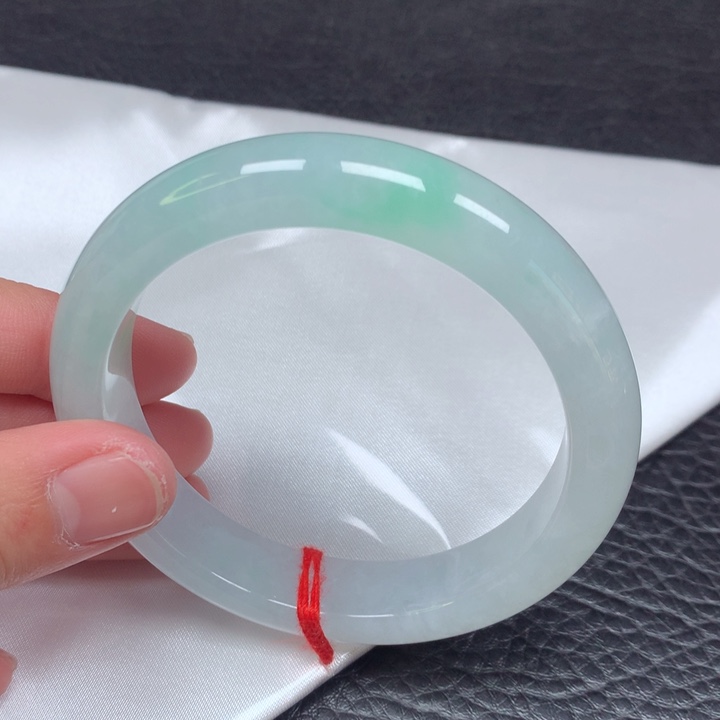 翡翠手镯未镶嵌。