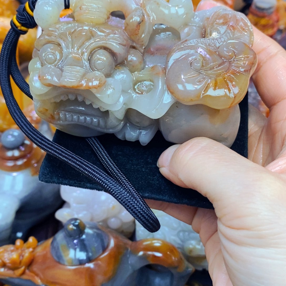 未镶嵌石英质玉（黄龙玉）颈饰