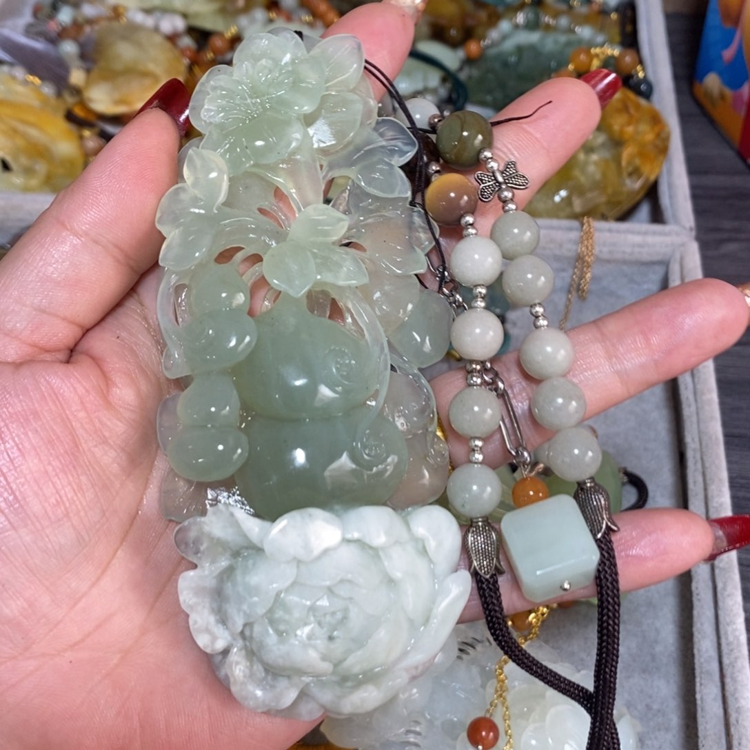 蛇纹石玉颈饰未镶嵌