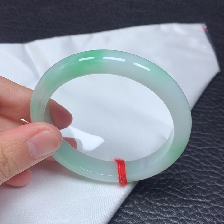 翡翠手镯未镶嵌。