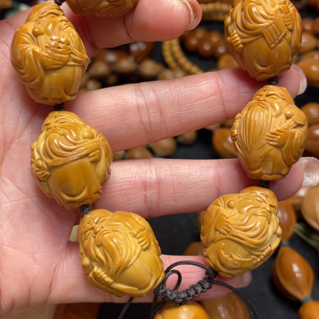 橄榄核雕关公手串尺寸2.15。