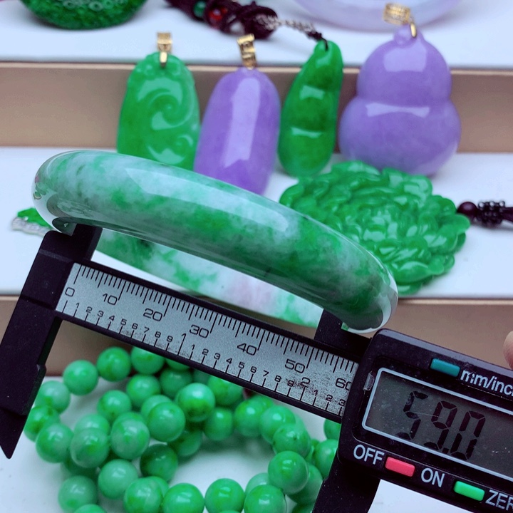 翡翠未镶嵌手镯……