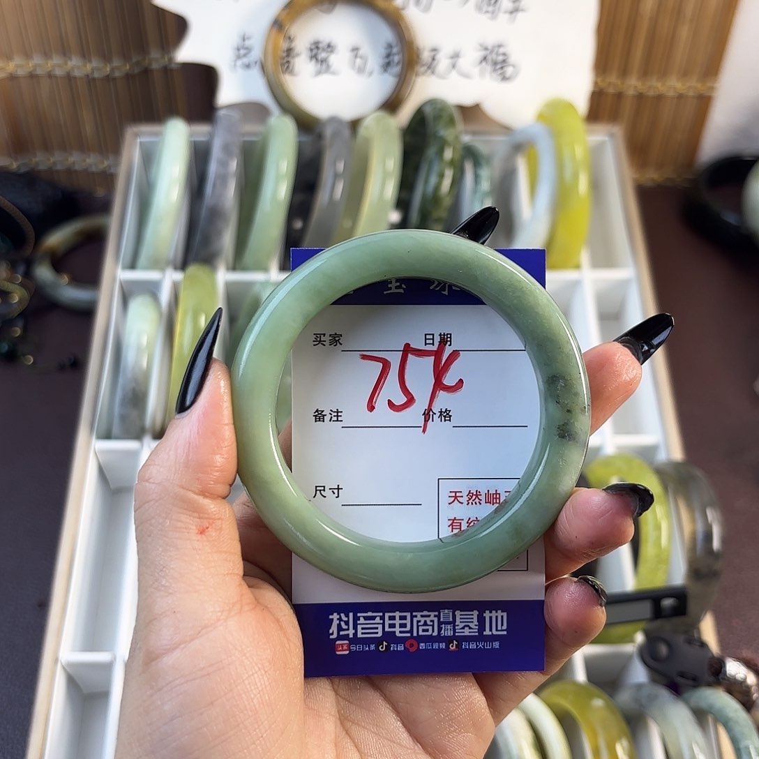 蛇纹石玉手镯未镶嵌赏****子