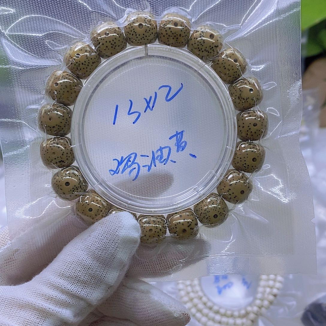 吊坠星月菩提鸡油黄