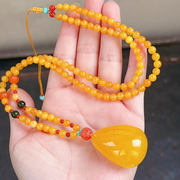焦皮料满蜜鸡油黄蜜蜡水滴吊坠套装，22.1克，尺寸37*27*17.8mm.