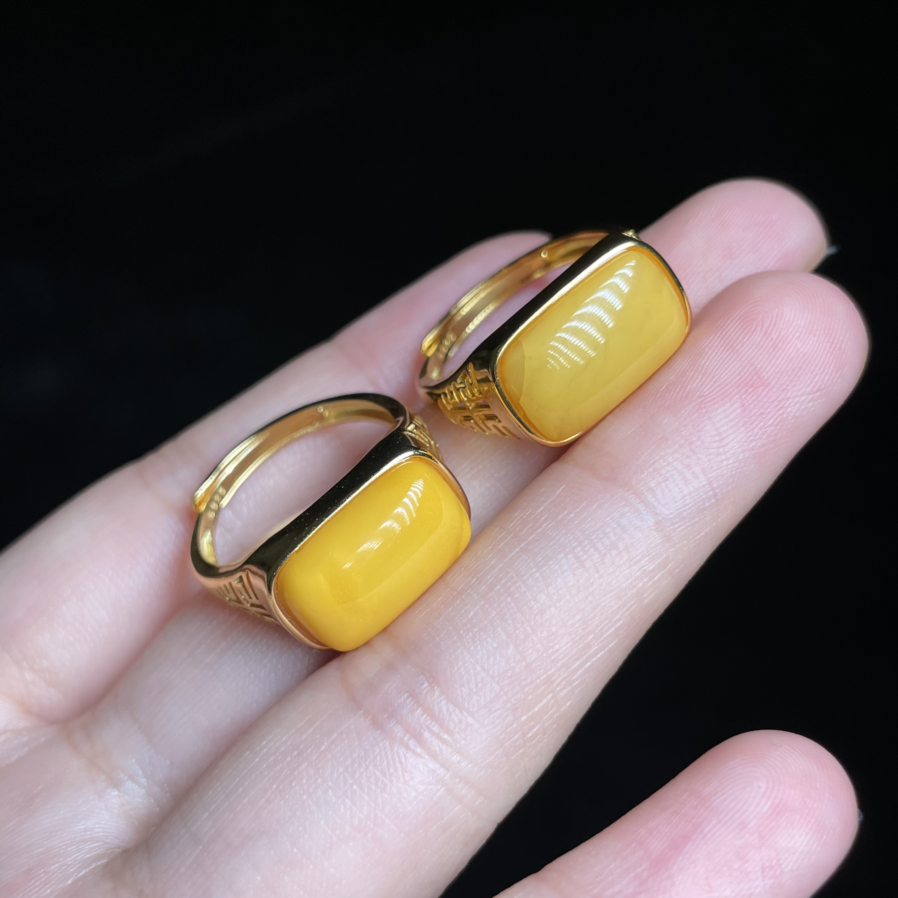 L【玉氏珠宝】925银镶蜜蜡马鞍戒指-约8*13mm 多样性发一 CAN010866