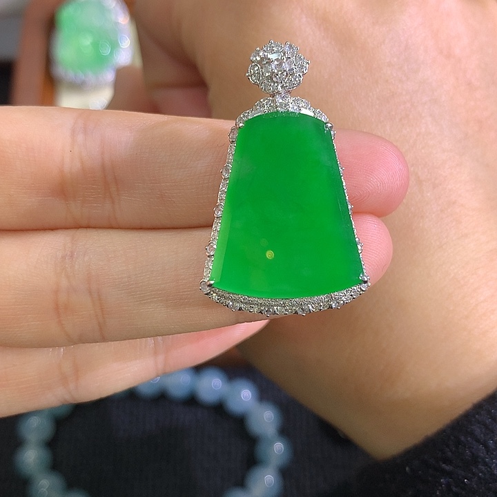 翡翠18K金镶嵌颈饰无事