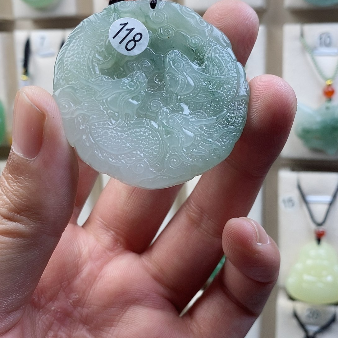 颈饰未镶嵌石英质玉（天山翠）