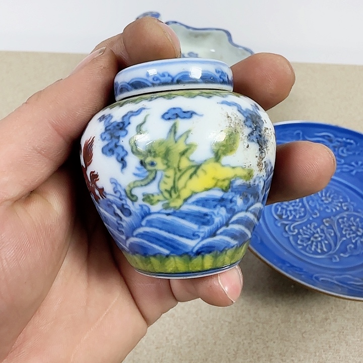 摆件陶瓷青花斗彩小罐子