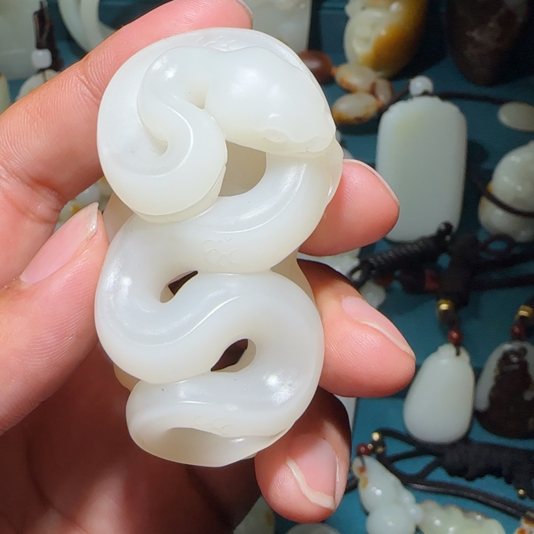 和田玉颈饰未镶嵌钱***?