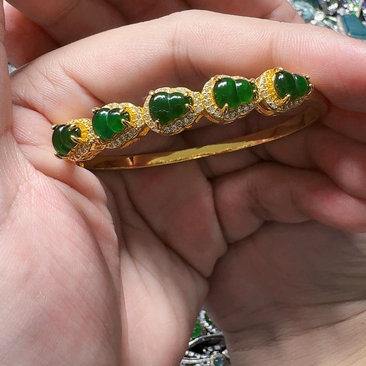 翡翠颈饰未镶嵌天然A货翡翠放漏