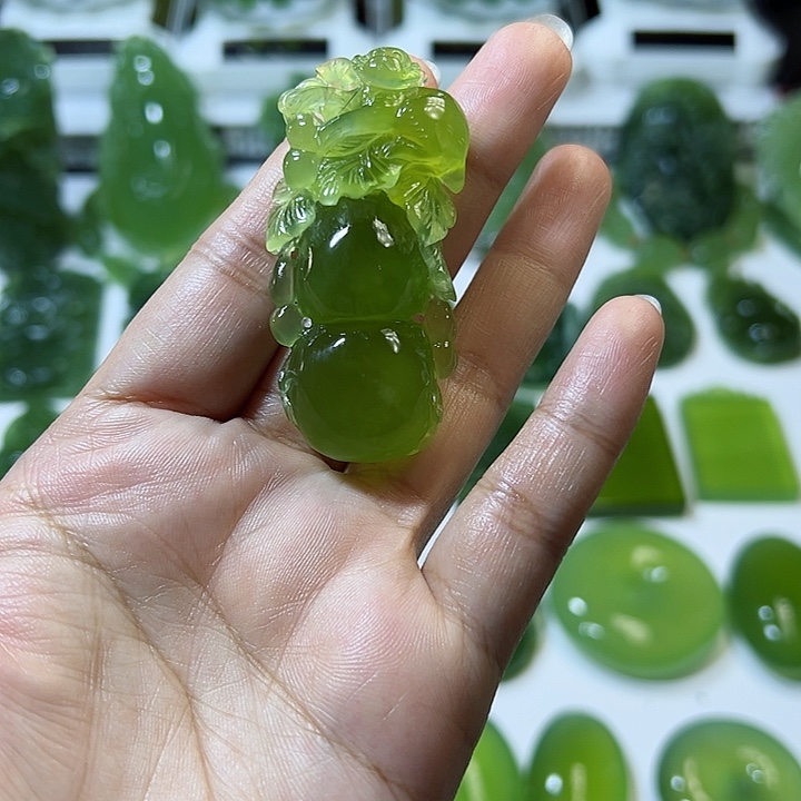 蛇纹石玉颈饰未镶嵌