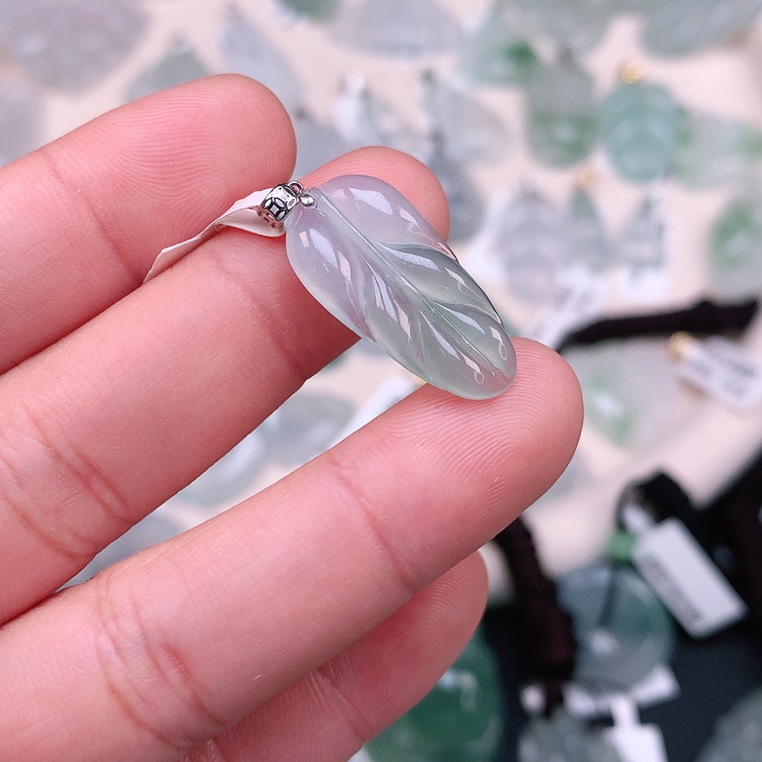 翡翠颈饰18K金镶嵌冰叶