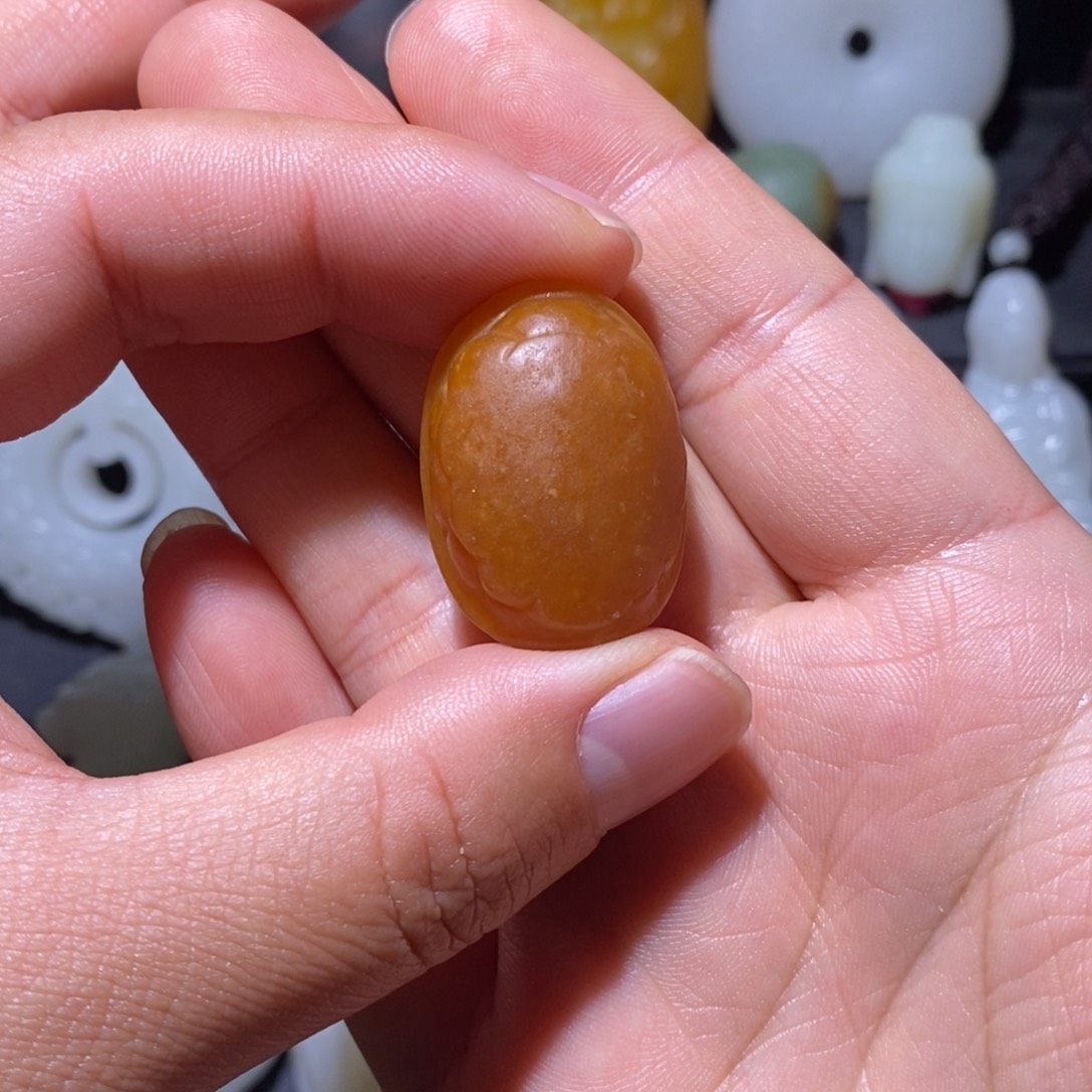 毫***熊和田玉未镶嵌颈饰