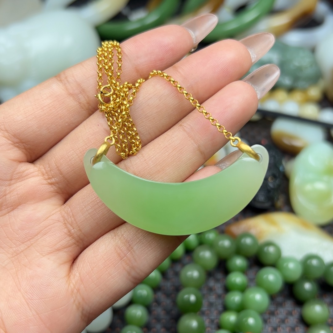 和田玉吊坠18K金镶嵌