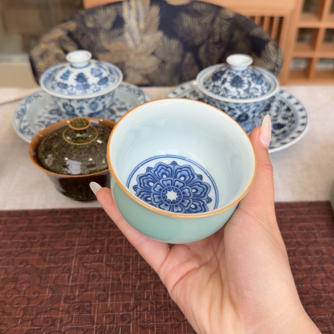 瓷片青花釉料为金色的瓷器