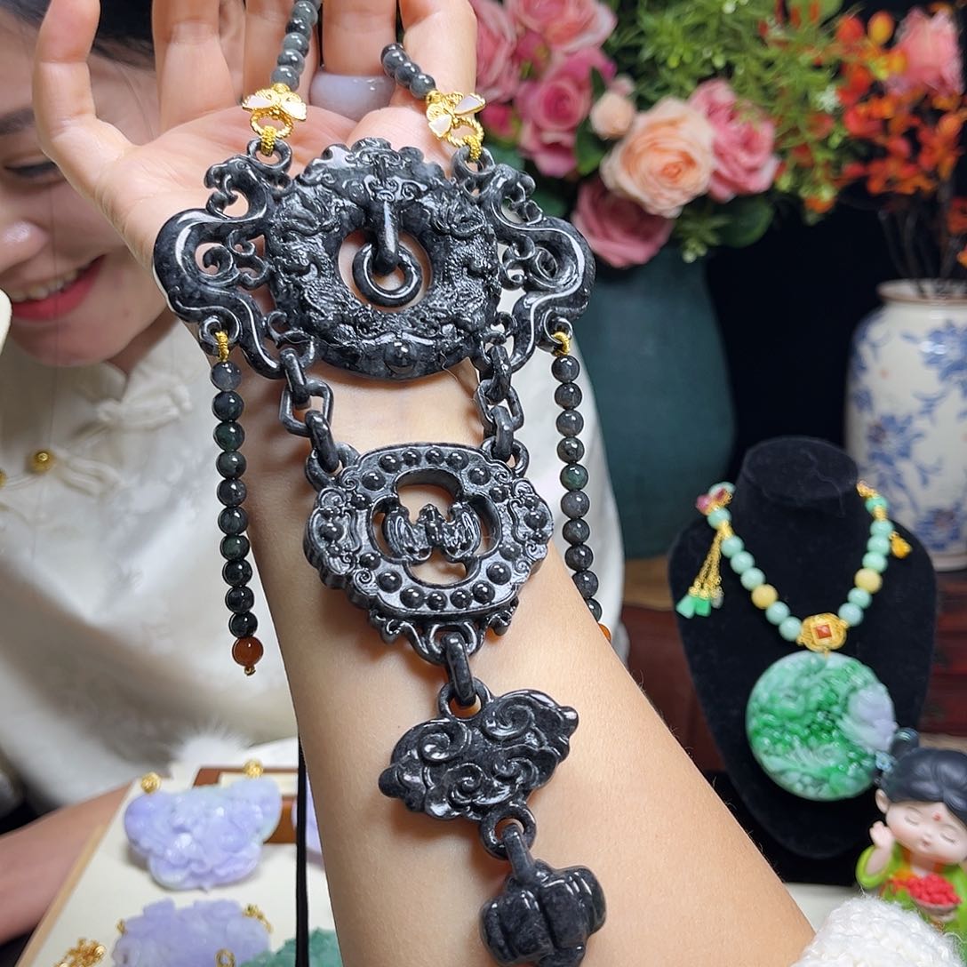 翡翠颈饰未镶嵌乌鸡重工龙凤