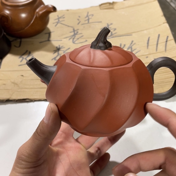 老厂紫砂壶一件。