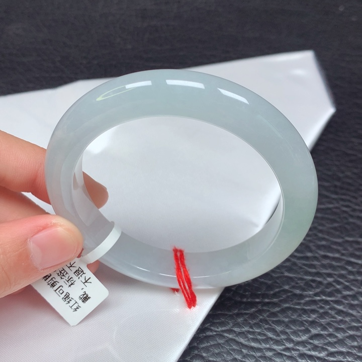 翡翠手镯未镶嵌。