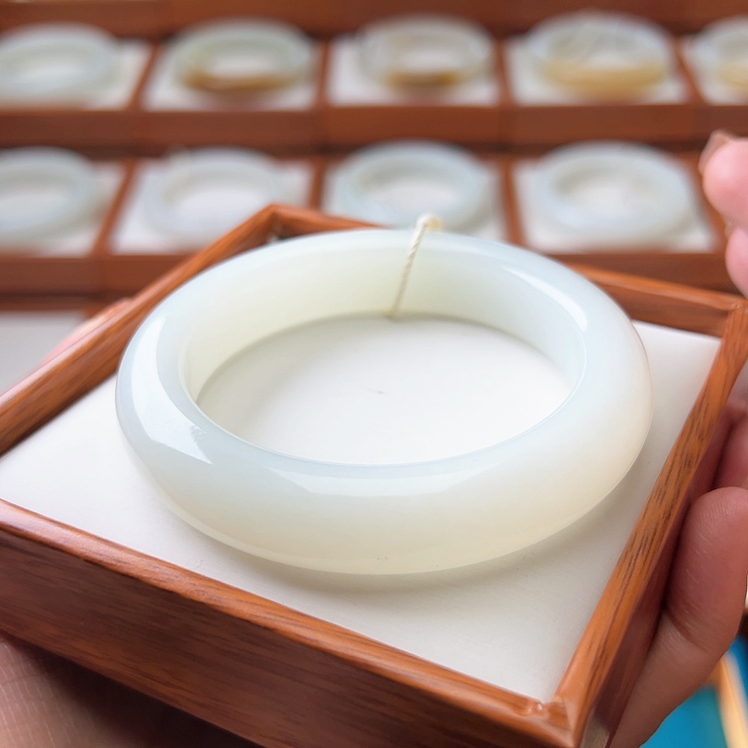 和田玉手镯未镶嵌57