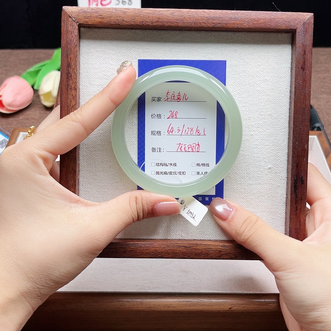李***儿未镶嵌手镯石英质玉