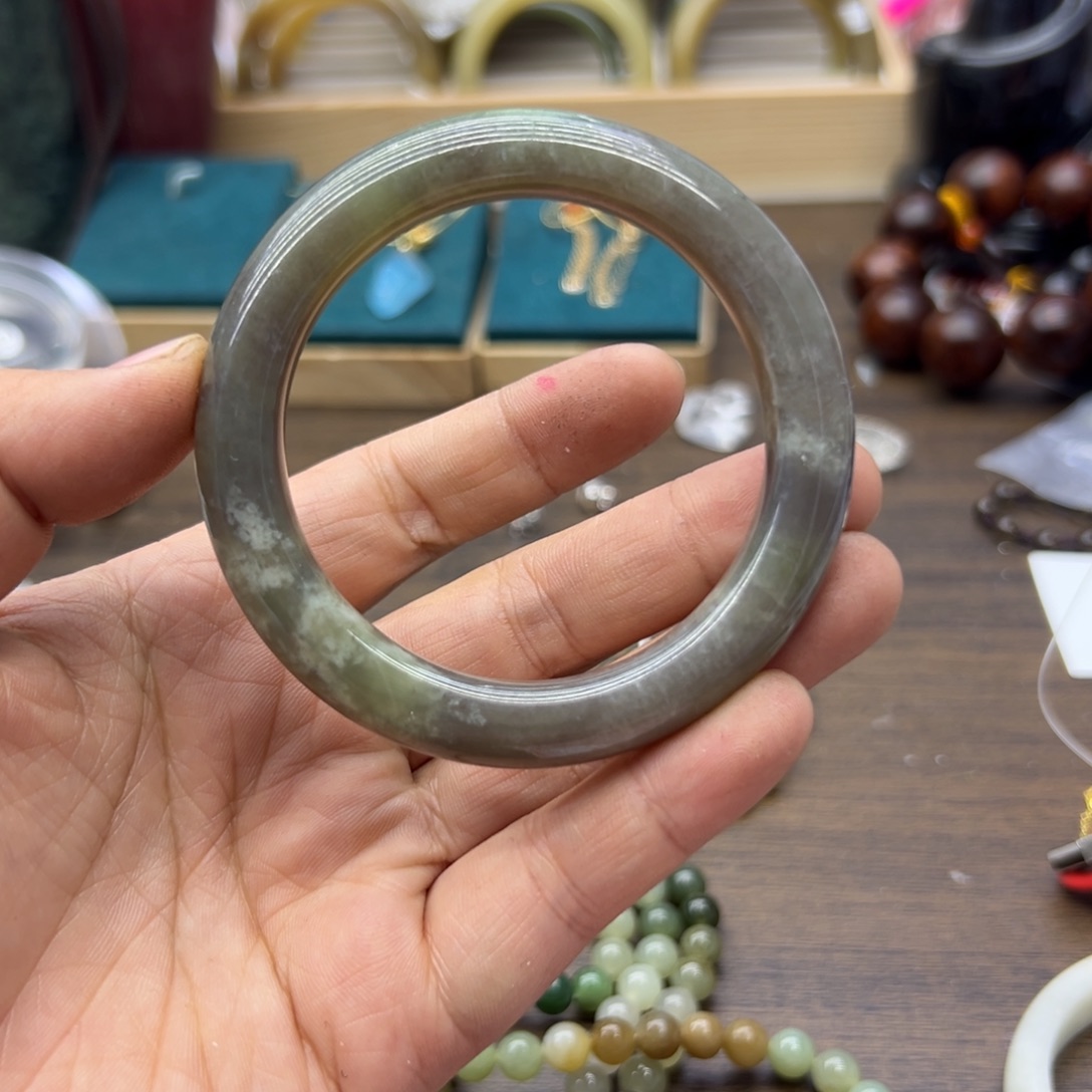 和田玉未镶嵌手镯56.2圈围614瑕