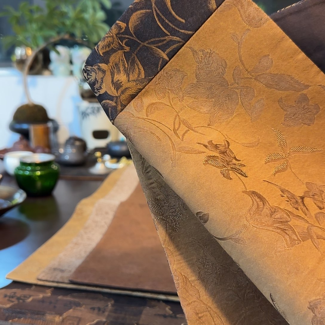 香云纱拼接茶席。 