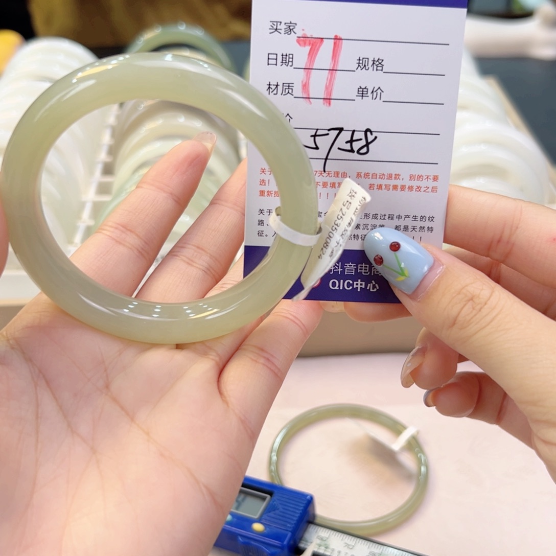 未镶嵌手镯和田玉