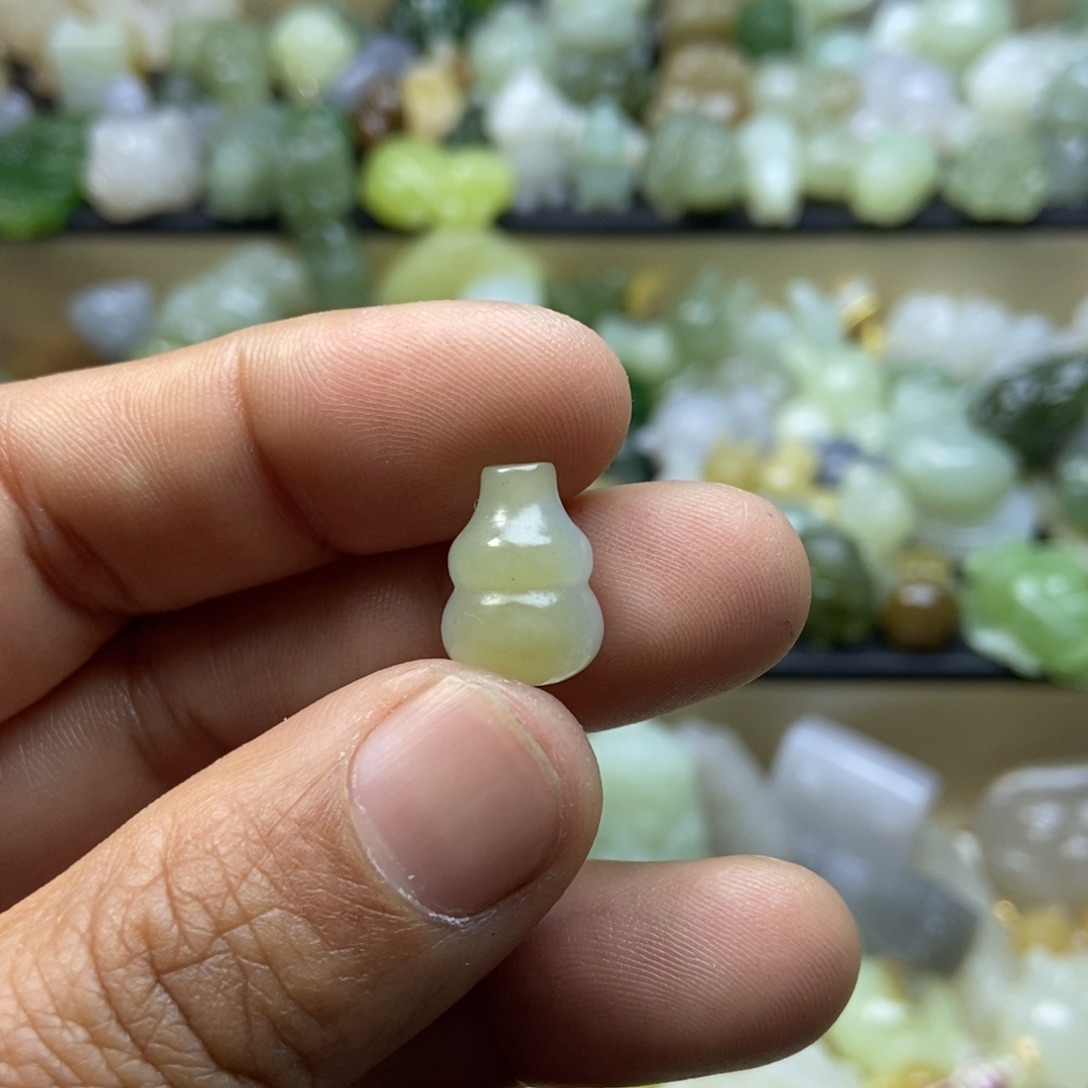 和田玉颈饰未镶嵌小**柒