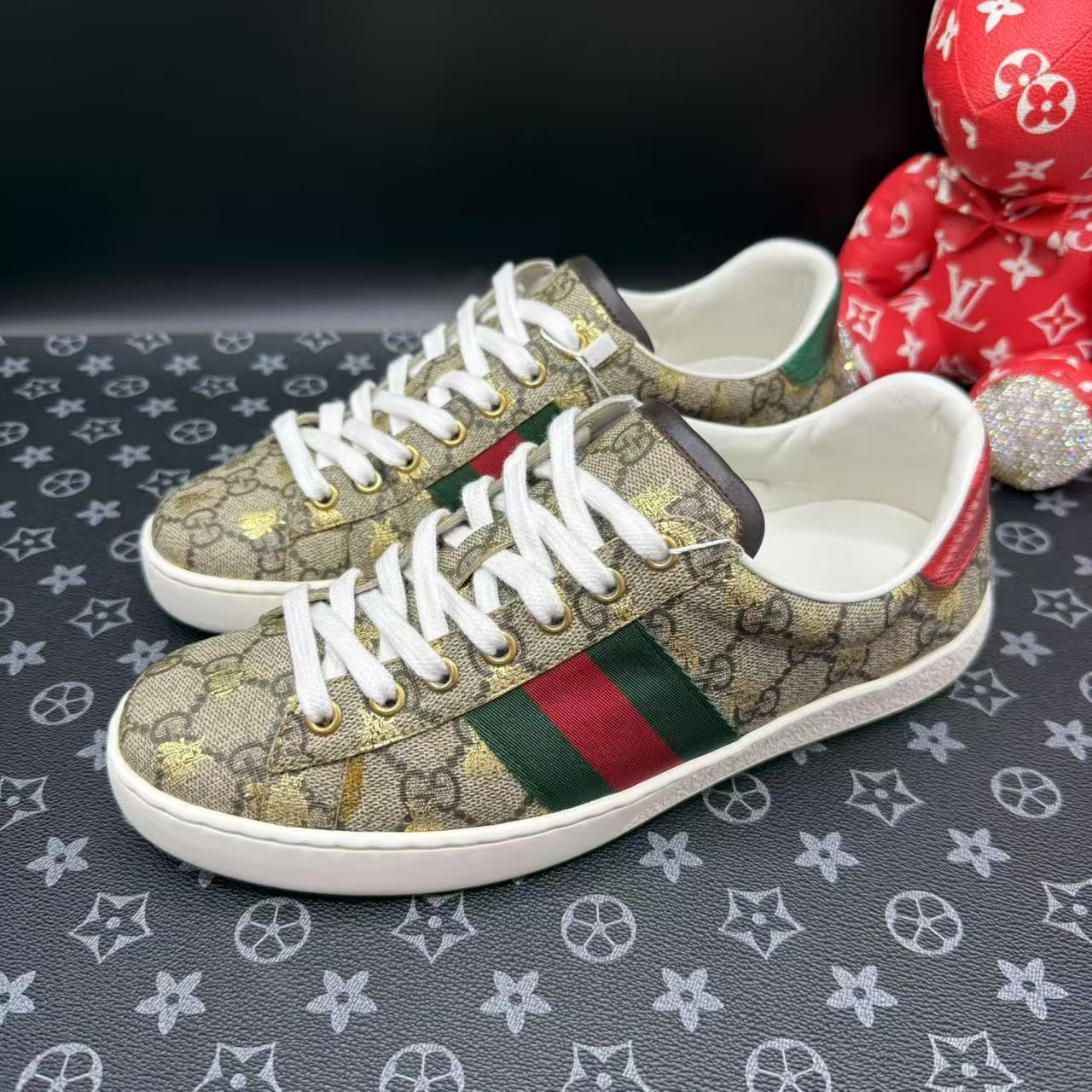 95新 GUCCI/古驰 男士棕老花金星蜜蜂刺绣板鞋39欧码 kke537