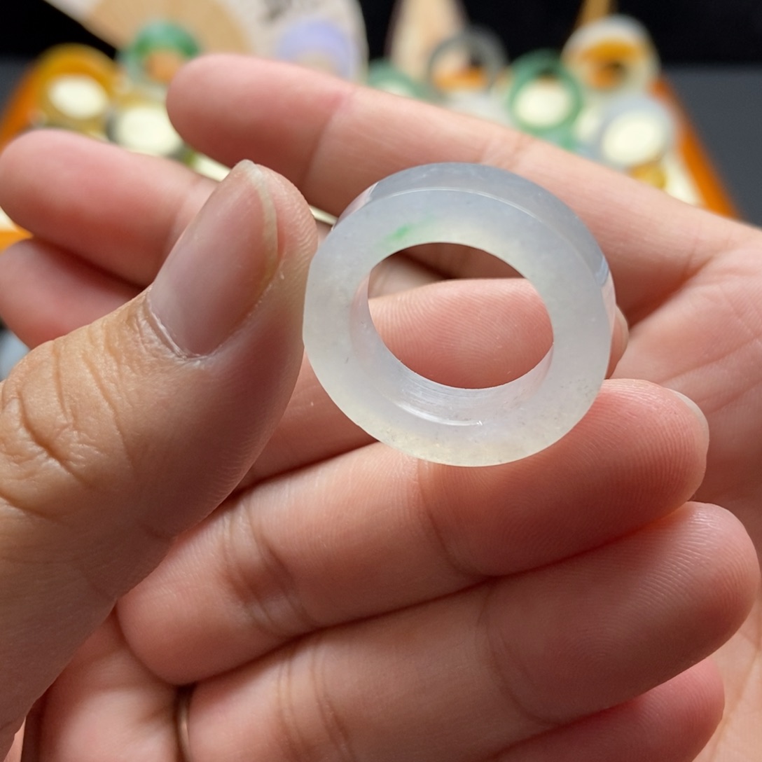 定制翡翠戒圈有乌鸡有绿色未镶嵌M****g