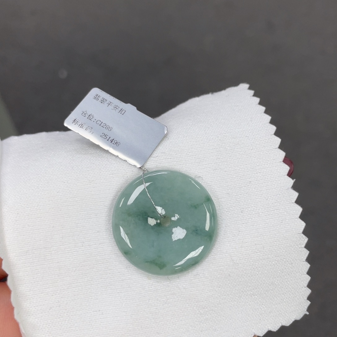 翡翠颈饰未镶嵌平安扣