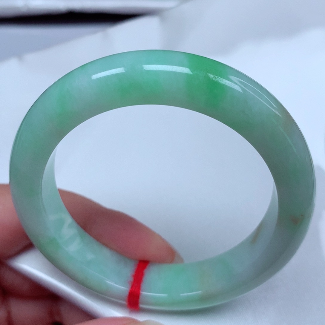 翡翠手镯未镶嵌。