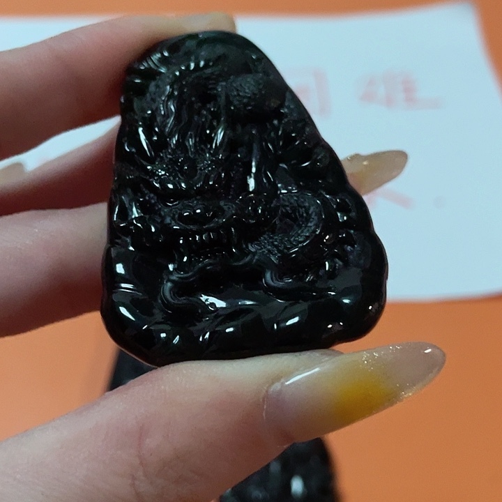 翡翠颈饰未镶嵌小**丶