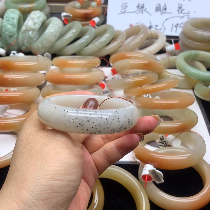 未镶嵌手镯石英质玉