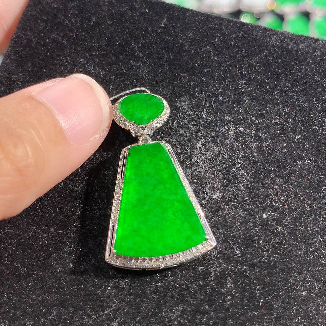 翡翠18K金镶嵌颈饰