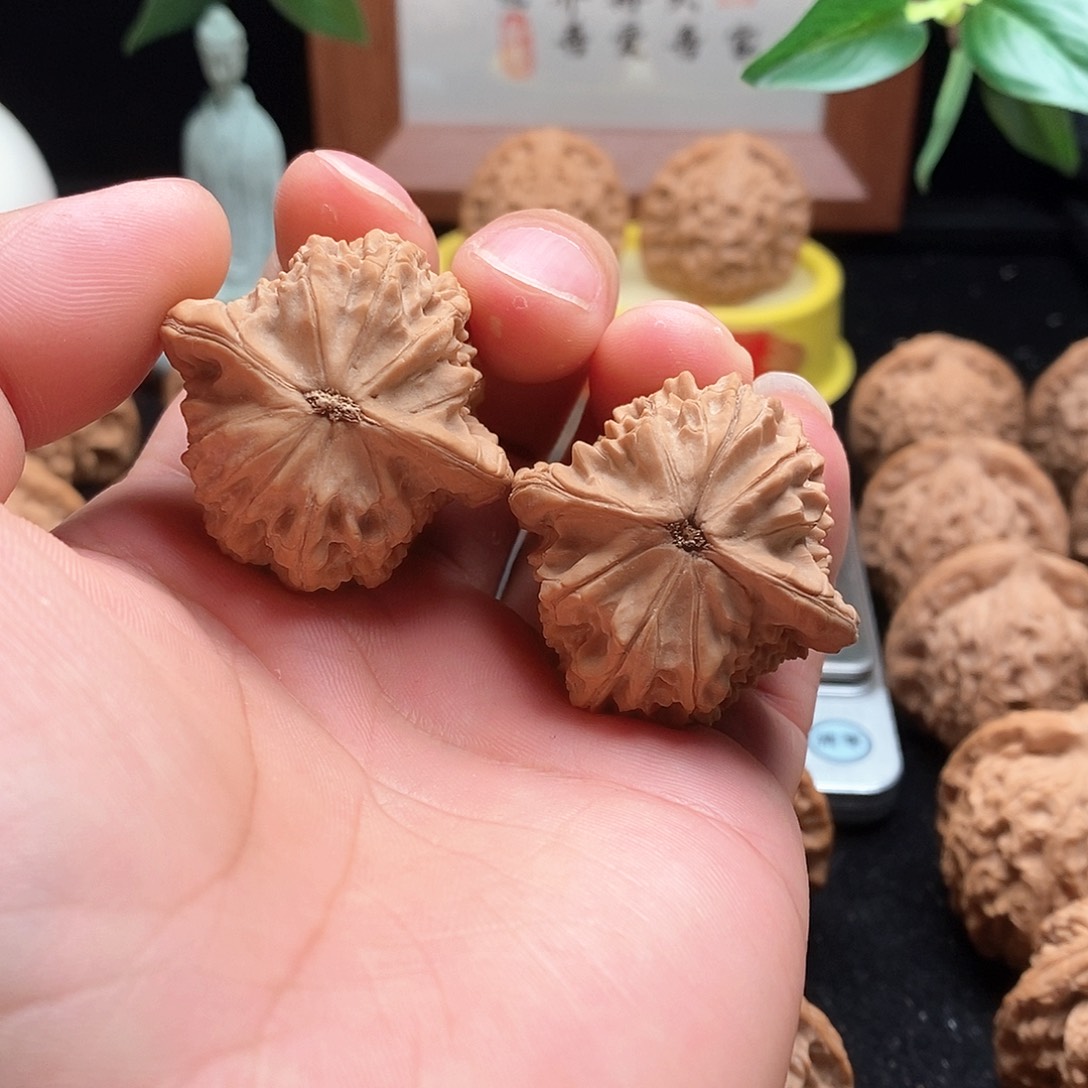 文玩核桃吊坠马老四37.5