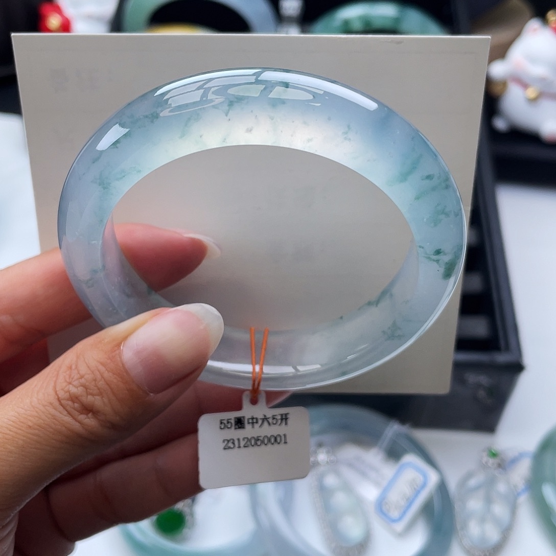 翡翠手镯未镶嵌55-56圈